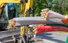 Baustelle mit Breitbandkabel zur Erschließung kleiner Dörfer